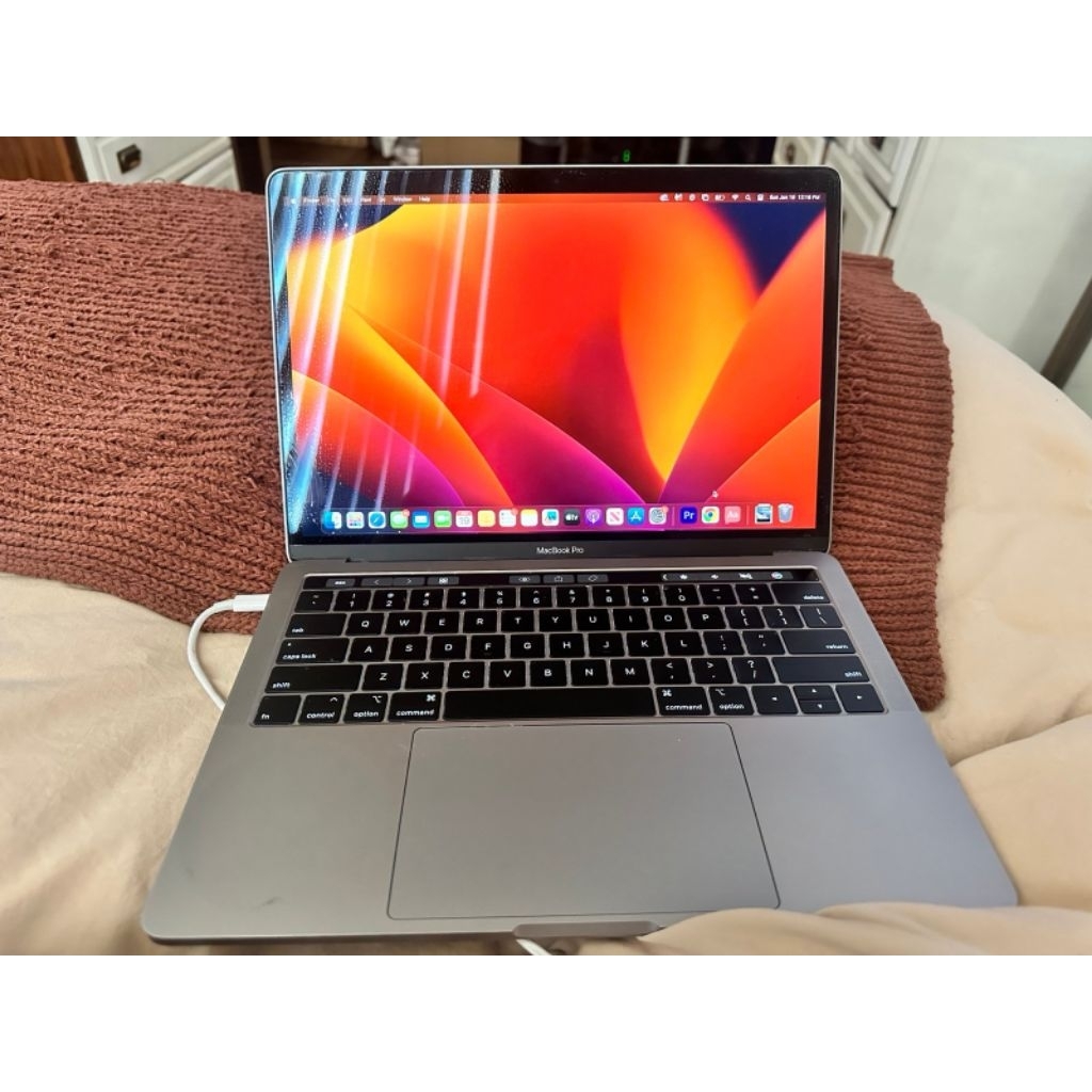 macbook pro 2019 13inc i7 16GB 512GB