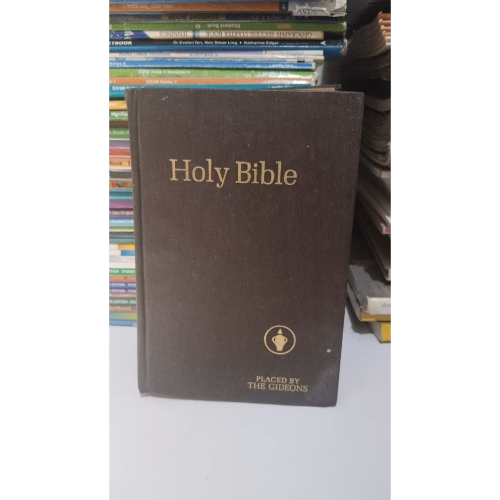 BUKU HOLY BIBLE PLACED BY THE GIDEONS