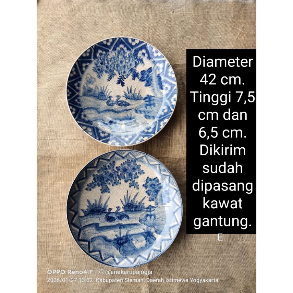 Diameter 42 cm 2 buah piring keramik lukis gambar sepasang angsa  biru di buat seperti antik kuno un