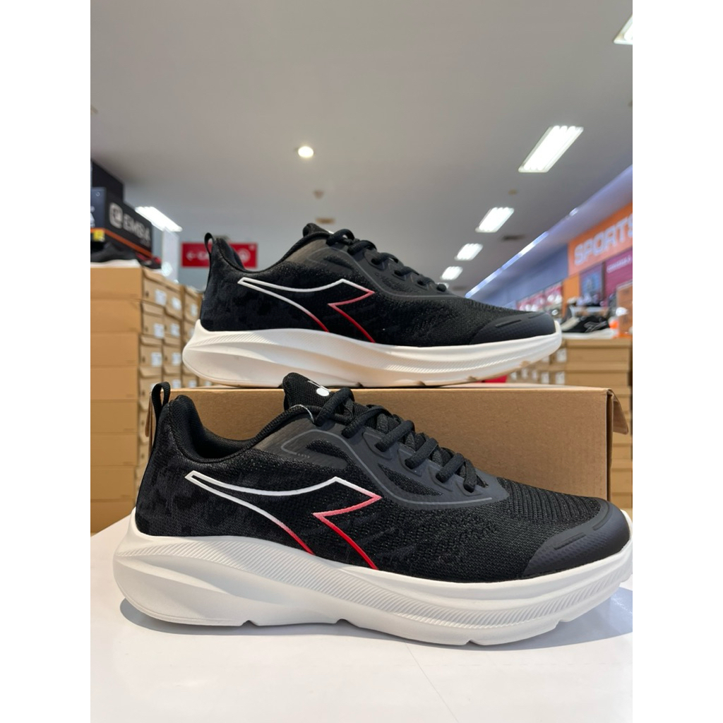 sepatu lari Diadora Niece pria berwarna hitam