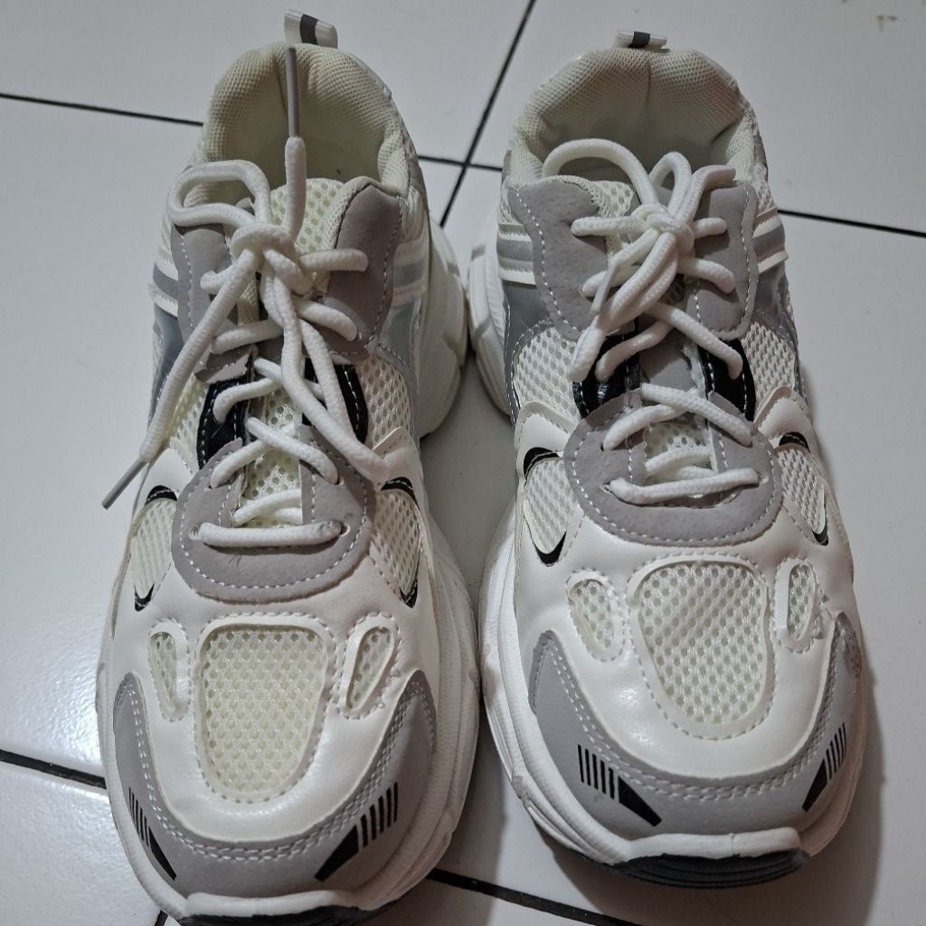[PRELOVED] SEPATU SNEAKERS PUTIH OLAHRAGA WANITA