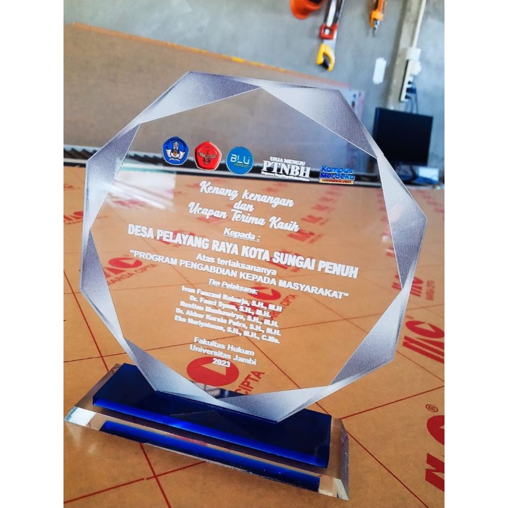 plakat penghargaan plakat dengan bentuk diamond cocok untuk wisuda atau perusahaan. plakat 1 hari ja