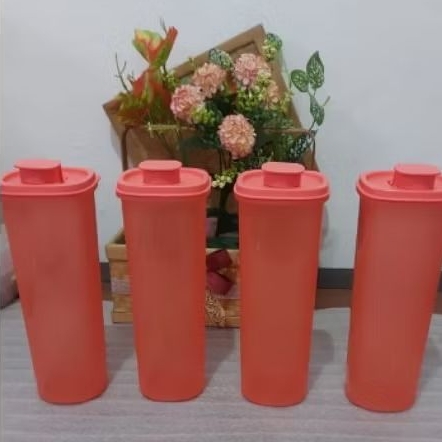 Ezy pour Tupperware