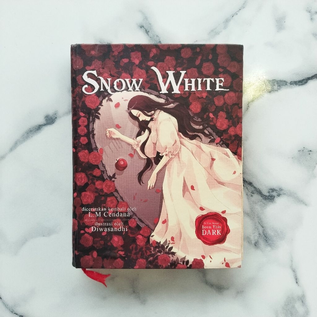Preloved bekas second original Buku Ilustrasi Snow White It Has Never Been This Dark | Novel Fantasi