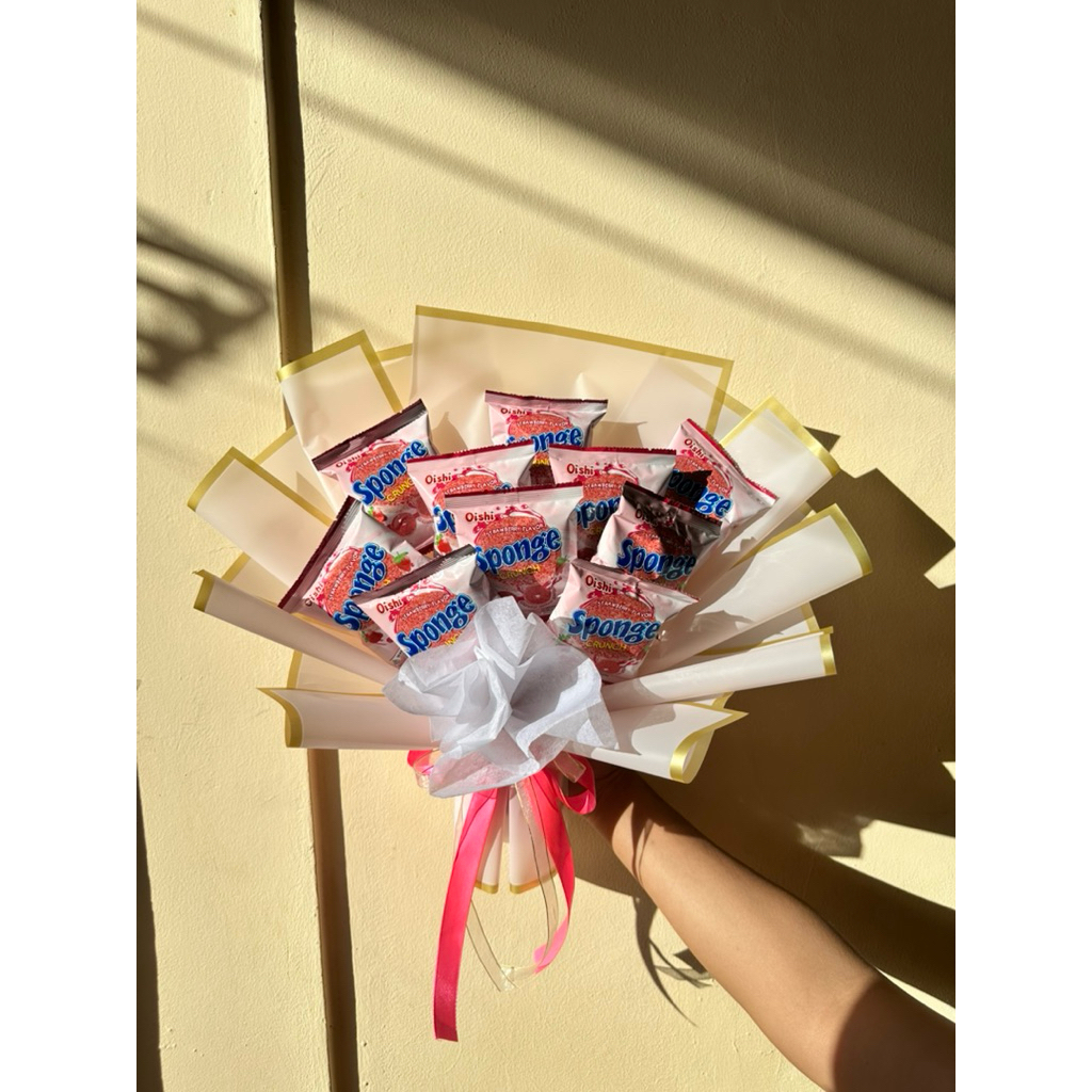 buket snack, oishi sponge, bouquet, hadiah, valentine - Buket Jajanan Oishi Sponge Strawberry Cantik