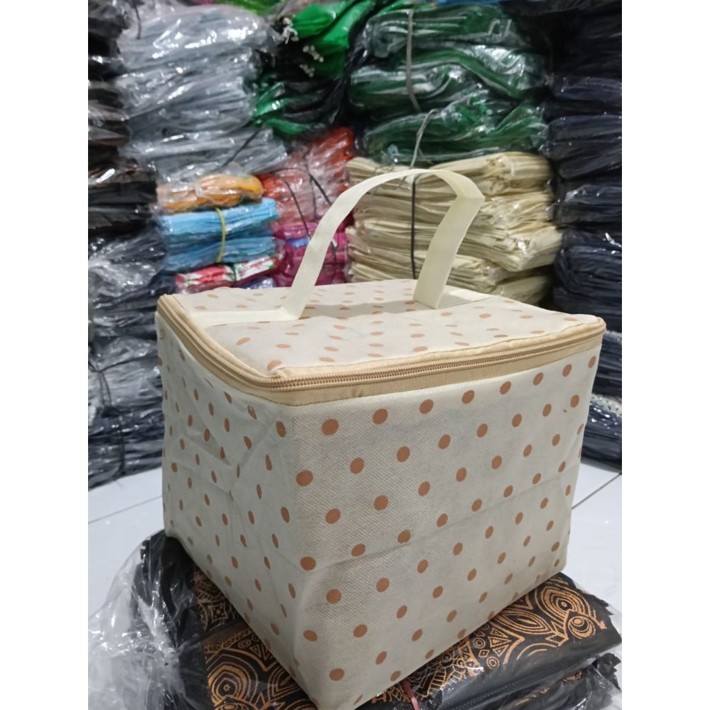 (60pcs) Tas hajatan Kubus Resleting polkadot Crem UK.22x22x20cm