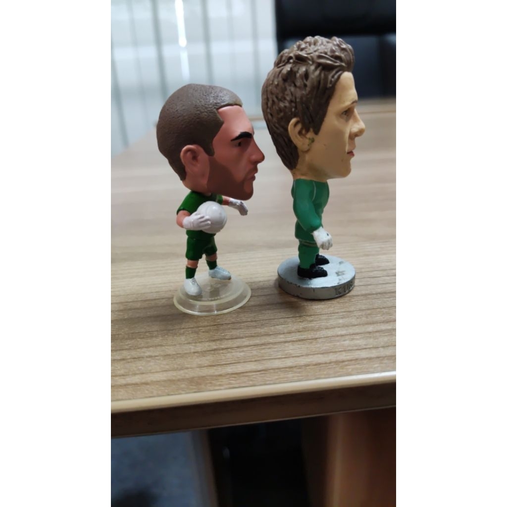 pemain bola action figure kiper valdes barca dan kuszack MU