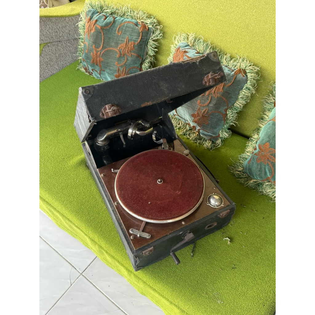 gramophone piringan hitam vintage