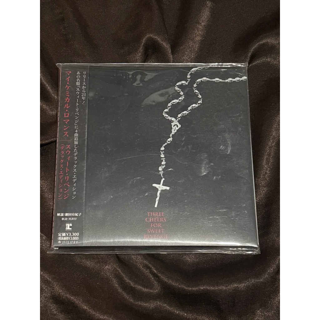 CD ALBUM MY CHEMICAL ROMANCE - THREE CHEERS FOR SWEET REVENGE ORIGINAL (SEALED)