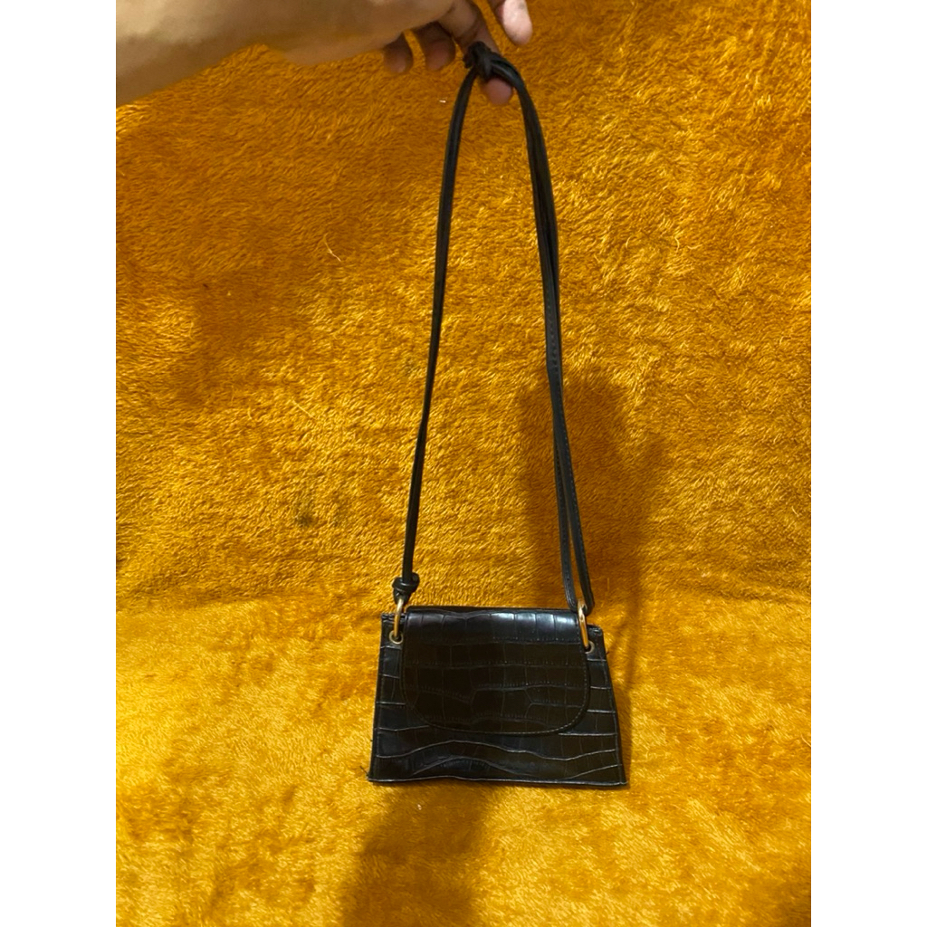 PL Tas Selempang Kulit Perempuan Hitam