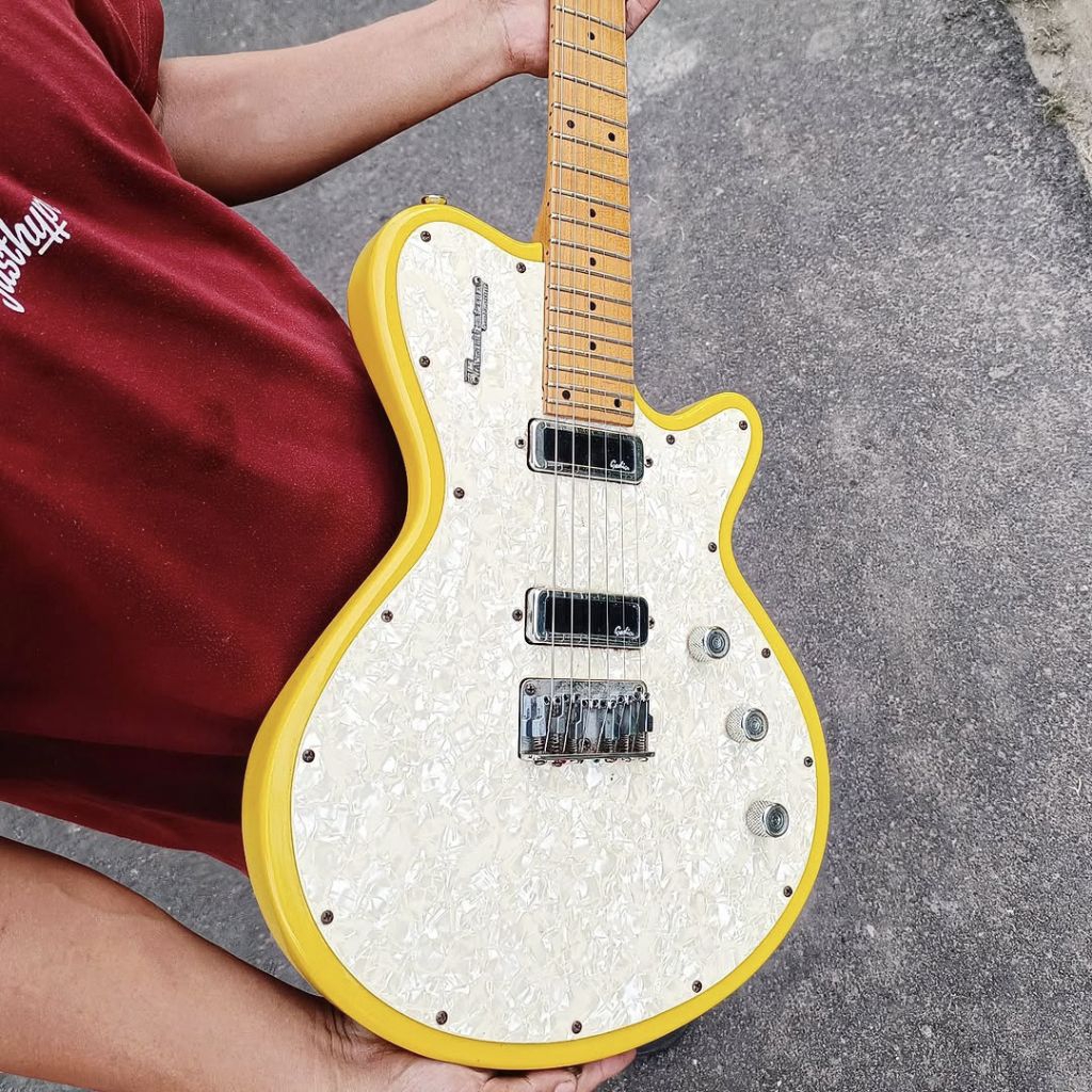 Godin Radiator Cool Sound In Yellow