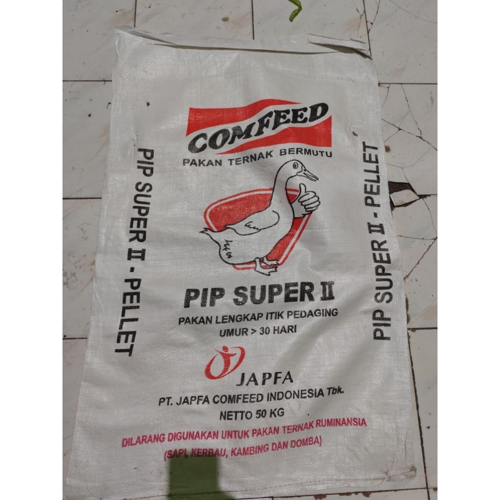 Karung bekas pakan ayam dan bebek