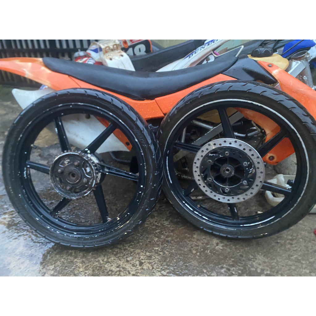 velg ring 18 depan belakang plus ban pnp megapro