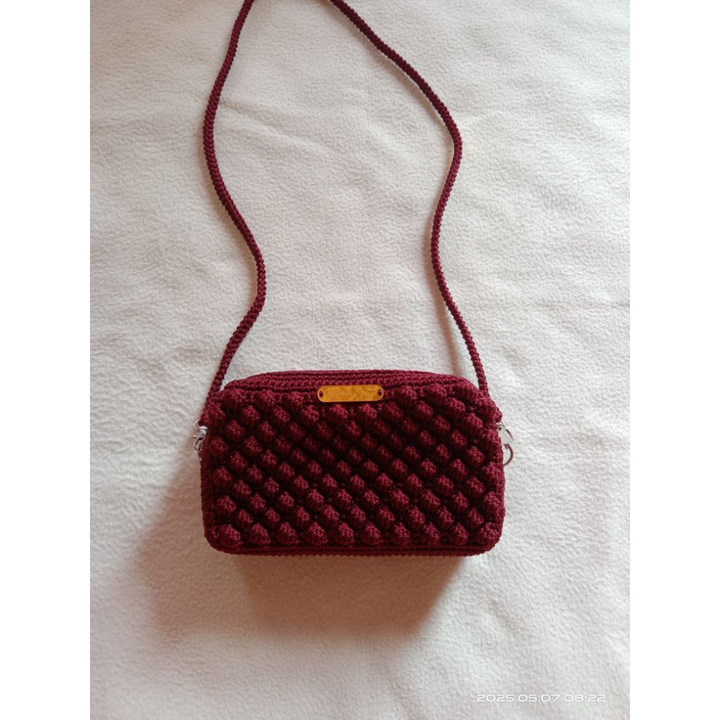 Tas slempang rajut motif bubble 2 resleting