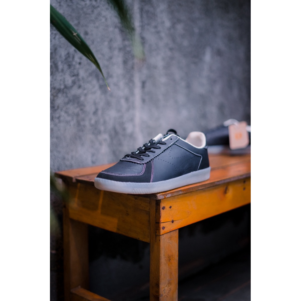 SEPATU SNEAKERS CASUAL EMBA