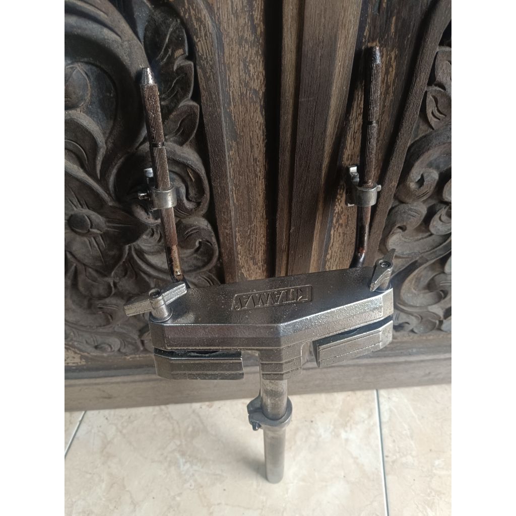 TIANG TOM HOLDER TAMA