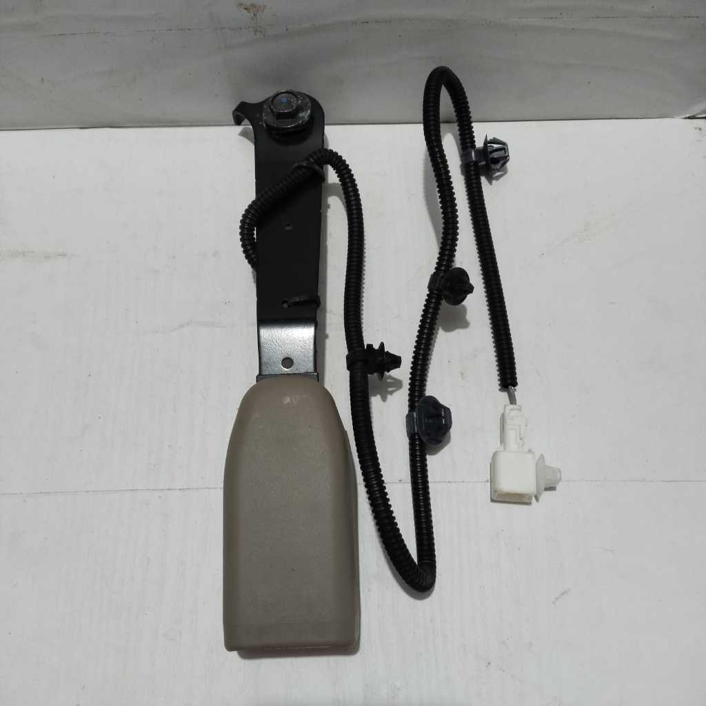 lock safety belt universal mobil bagian depan kanan