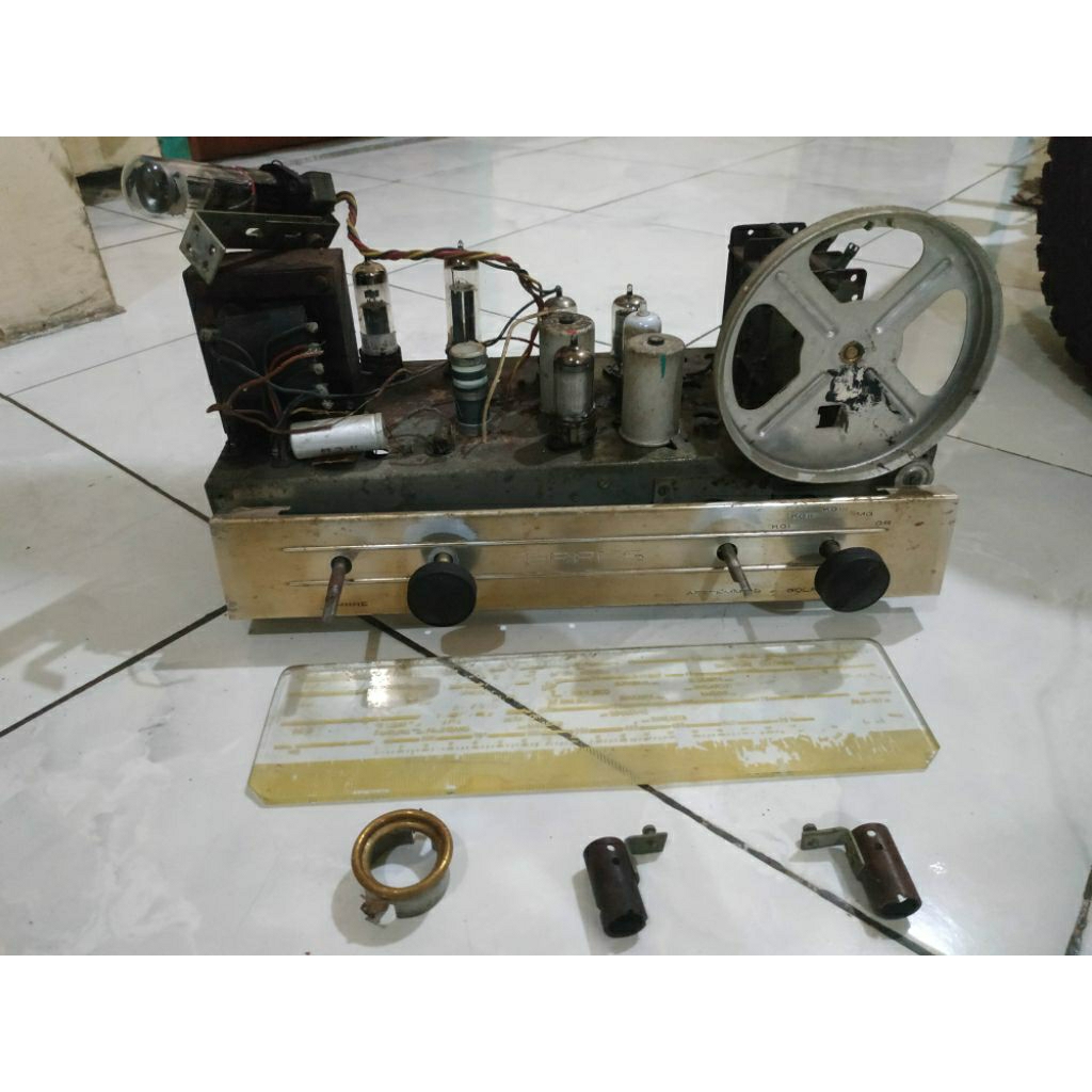 “Radio Tabung Antik (Nonaktif) – Cocok untuk Kolektor & Restorator”