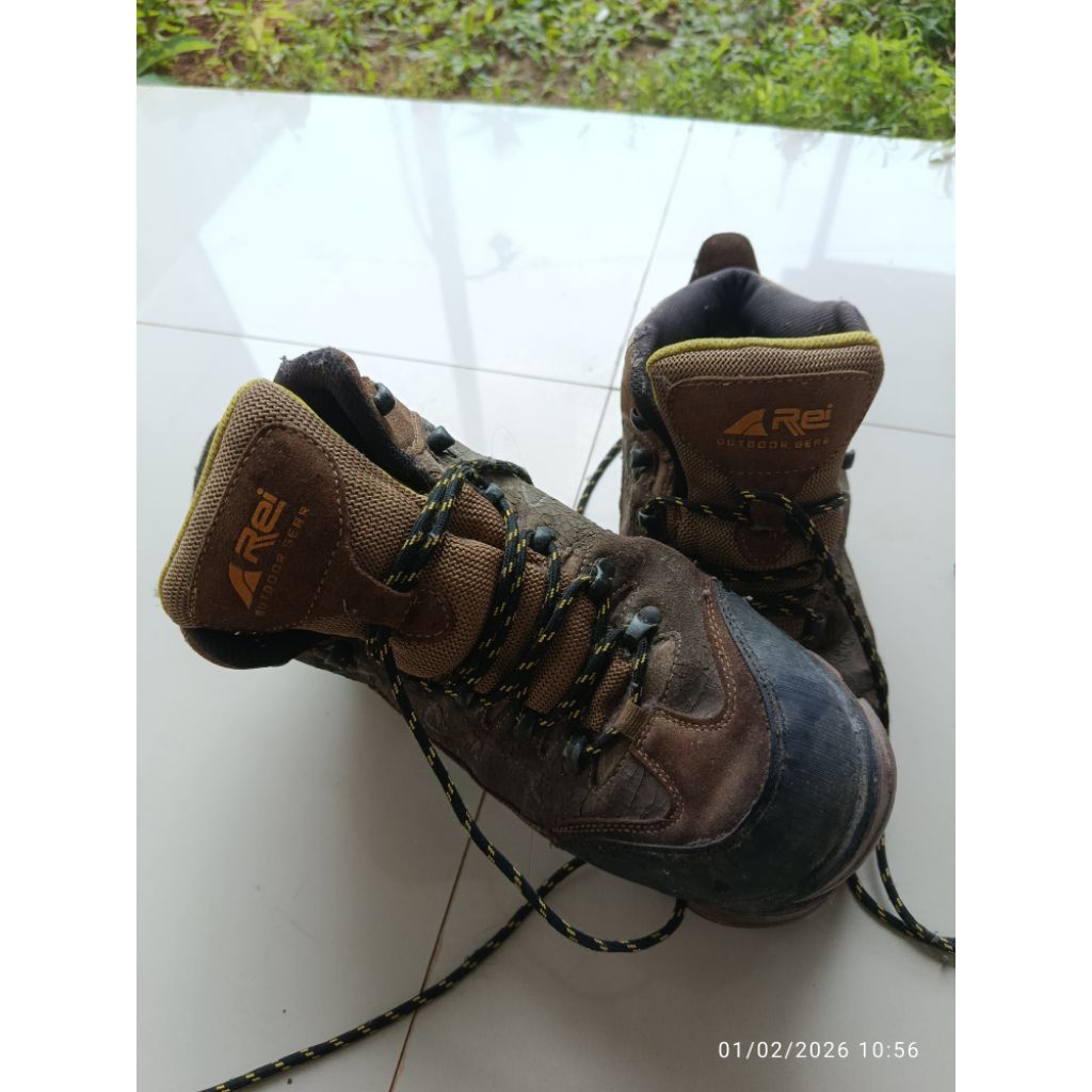 sepatu gunung rei