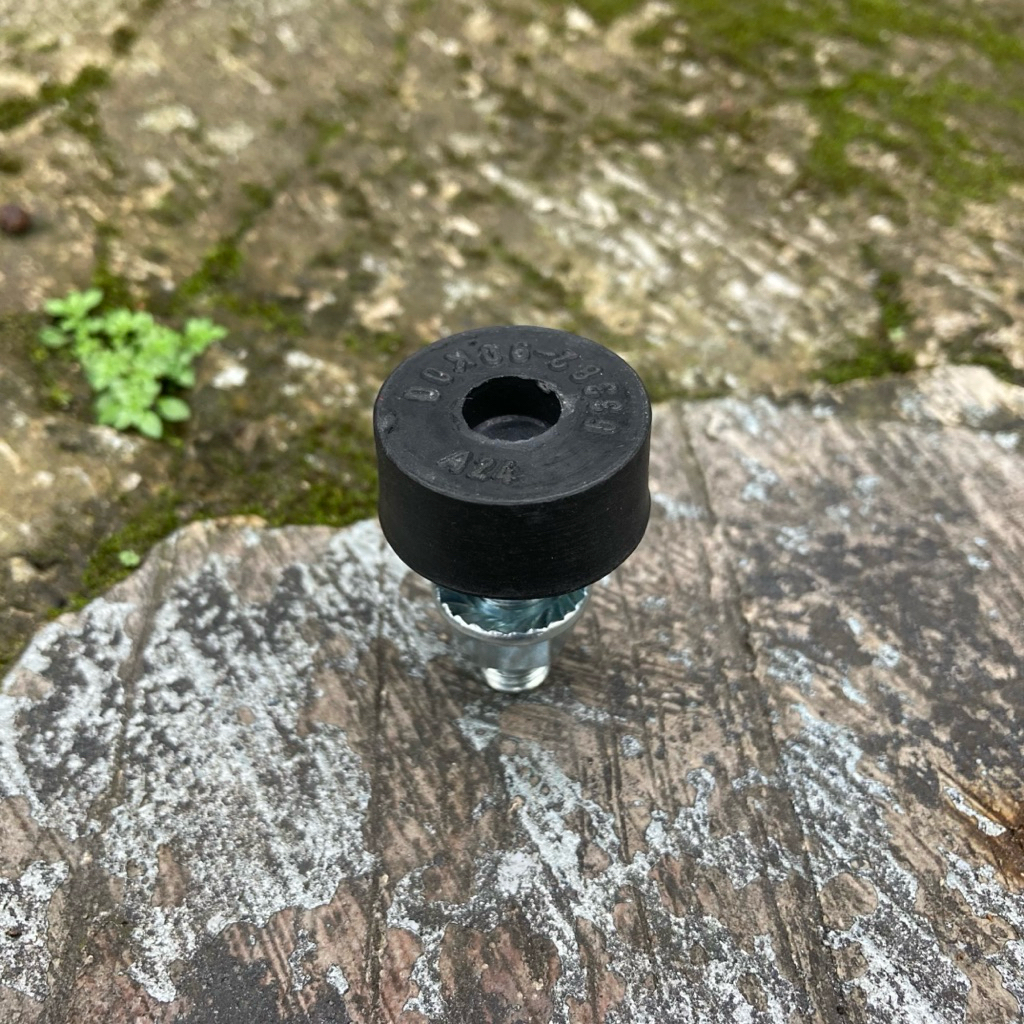 Bumper Hood Front Karet Ganjal Bulat Kap Mesin Depan Pengganti Toyota Land Cruiser Bundera VX 80 VX8