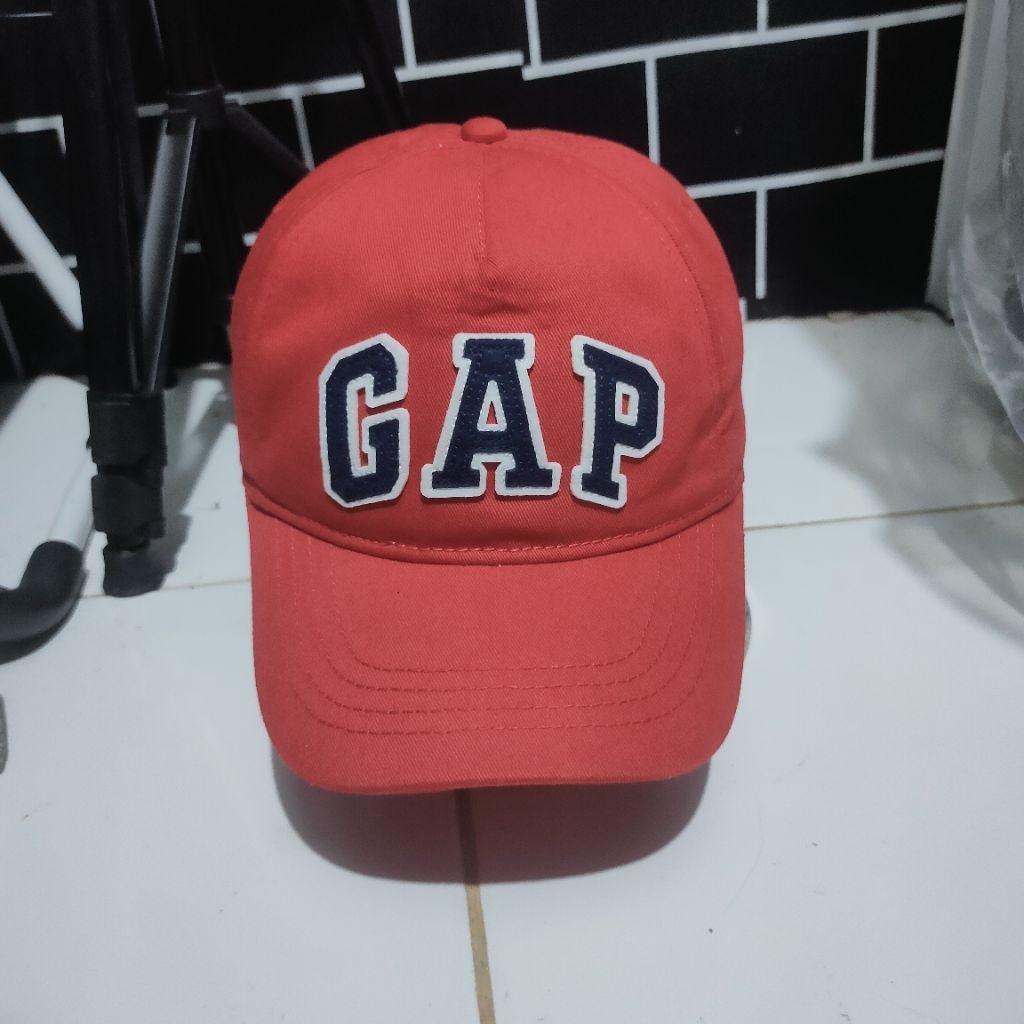 Topi Gap merah