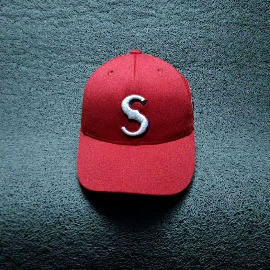 topi bisbol merah logo s bahan tebal preloved