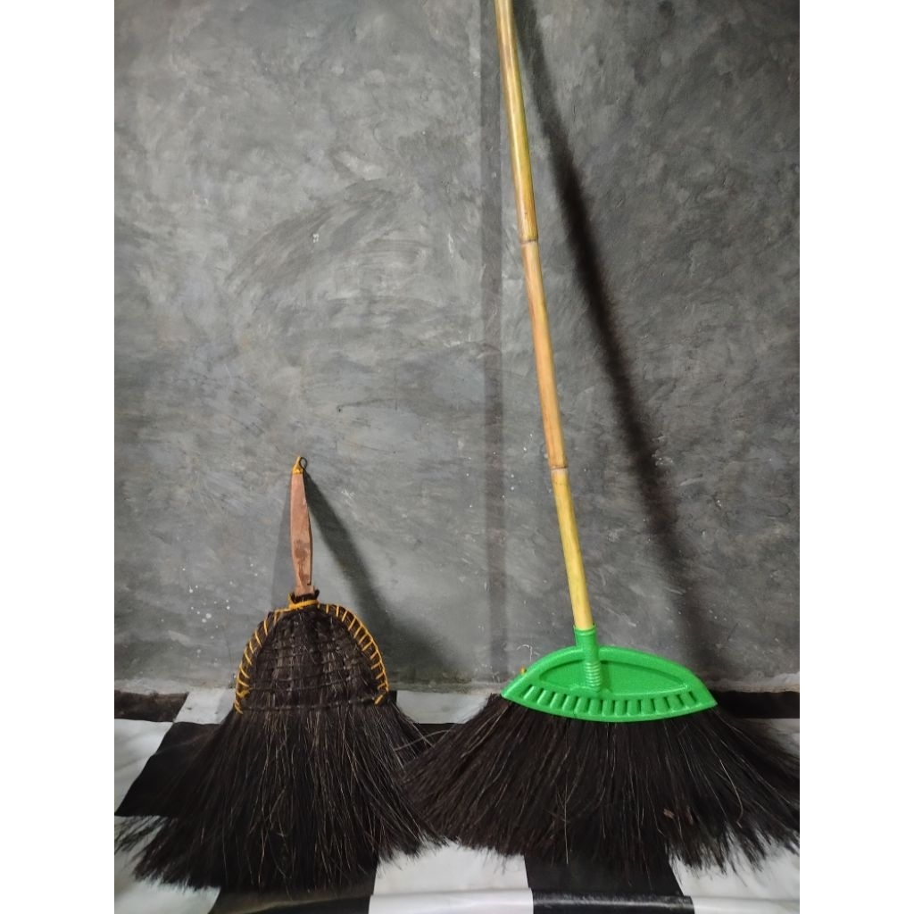 Sapu ijuk tangkai rotan