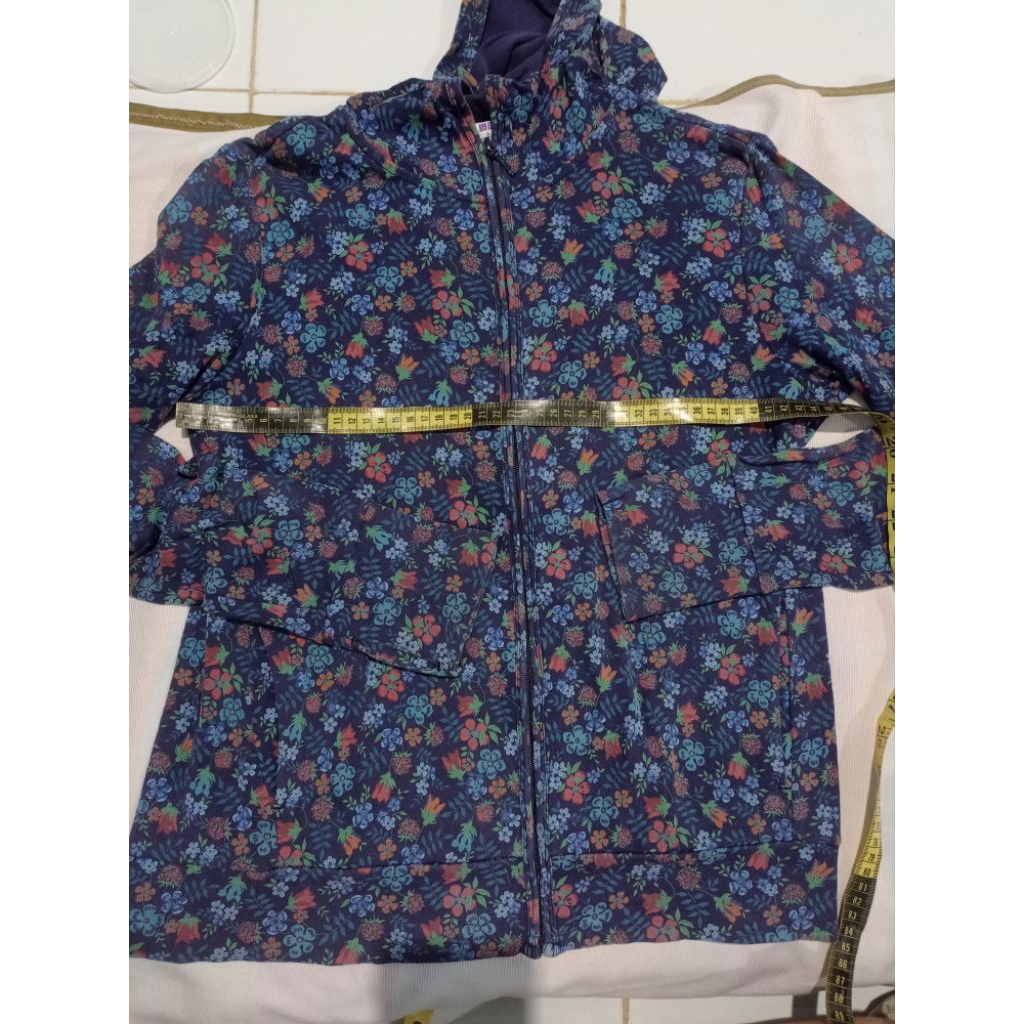 Jaket uniqlo liberty motif floral size L biru navy