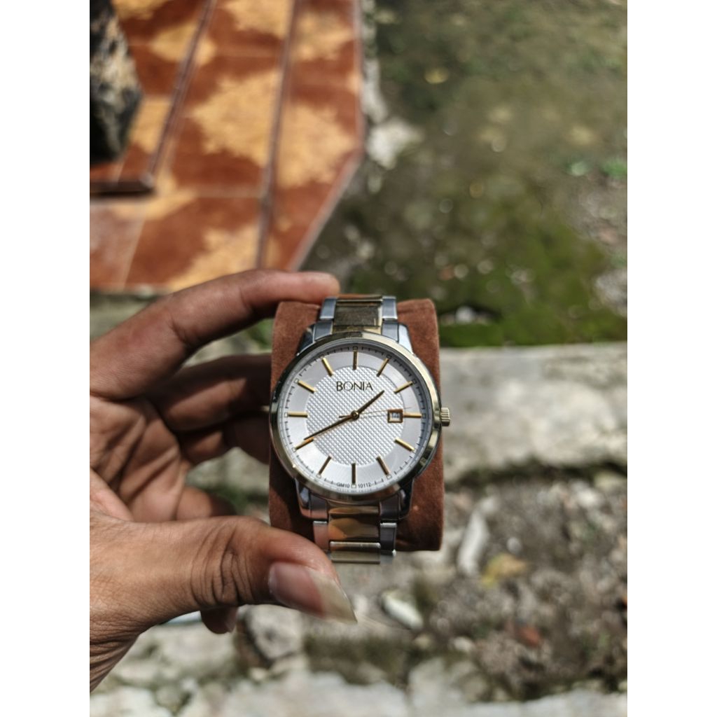 Jam Bonia pria