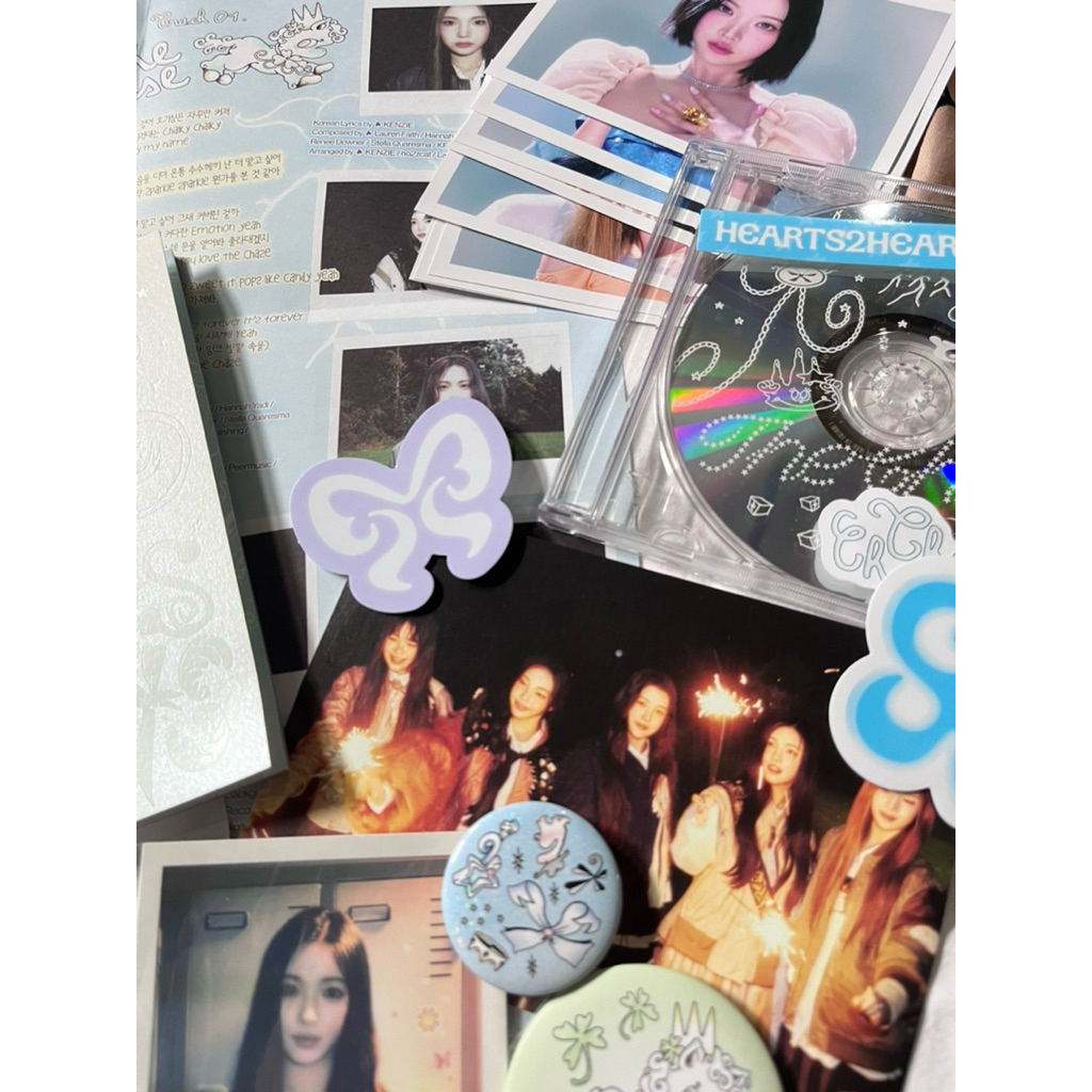 READY SHARING ALBUM HEARTS2HEARTS THE CHASE PACKAGE VER POLA YUHA POSTER PIN BUTTON STICKER HEARTS2H