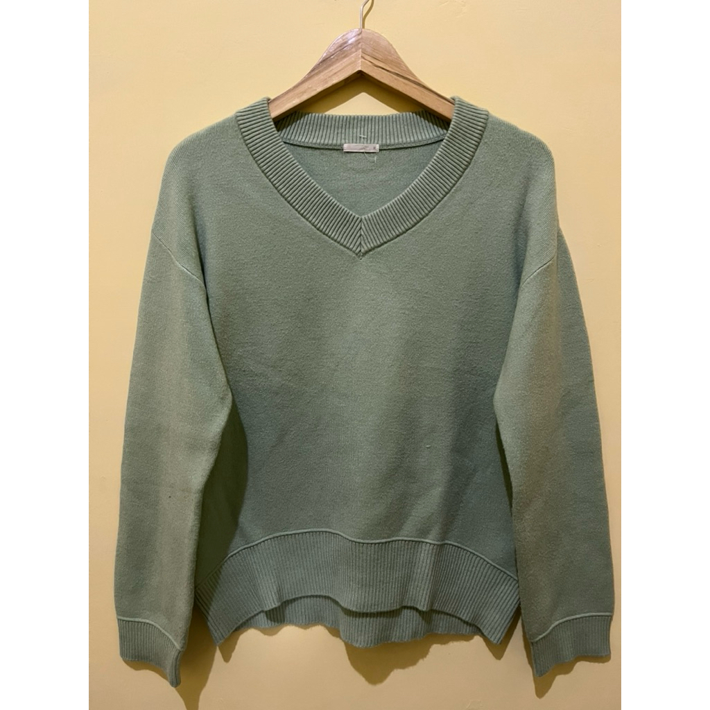 GU GLOBAL UNIQLO sweater Vneck kutub