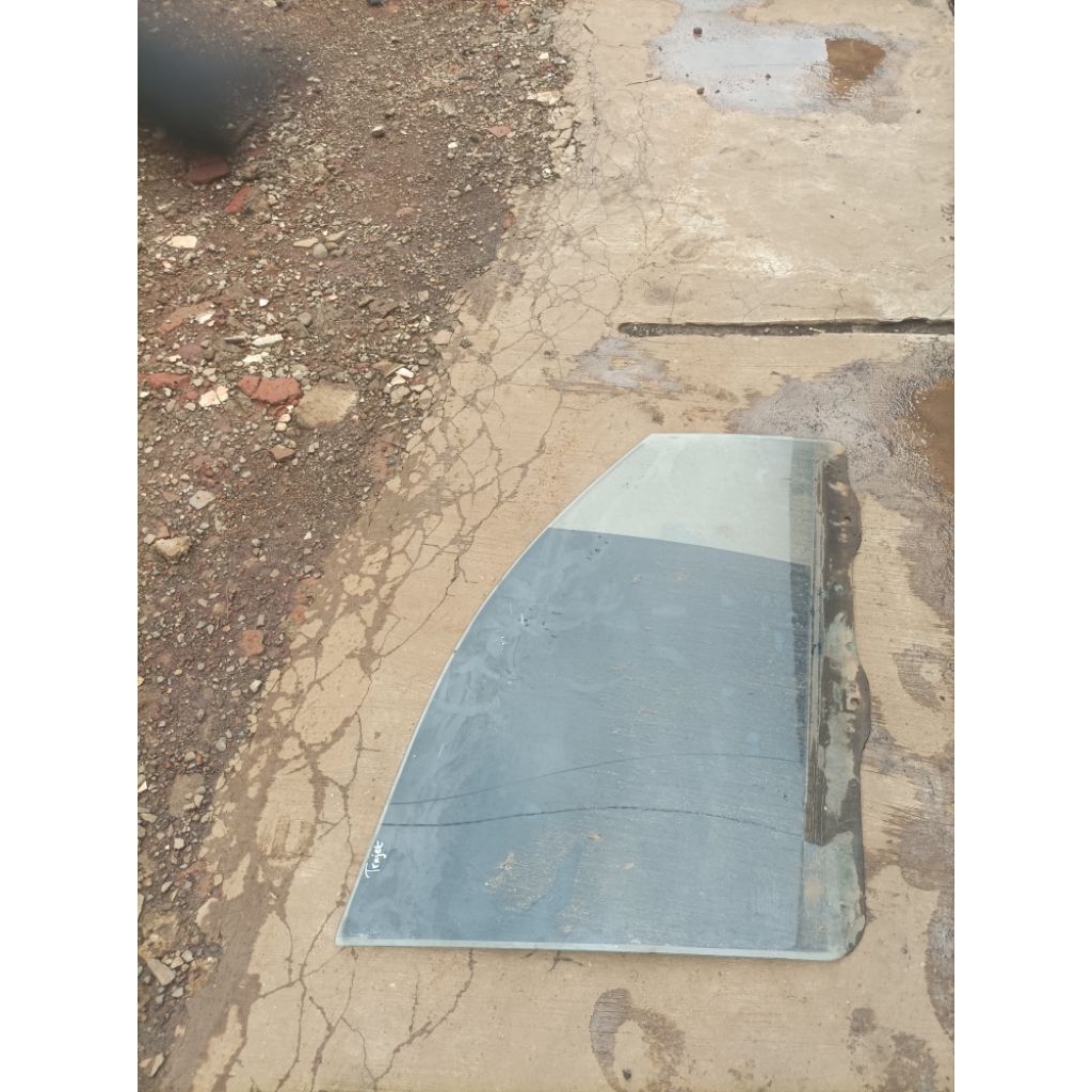 Kaca Pintu kanan depan hyundai Trajet