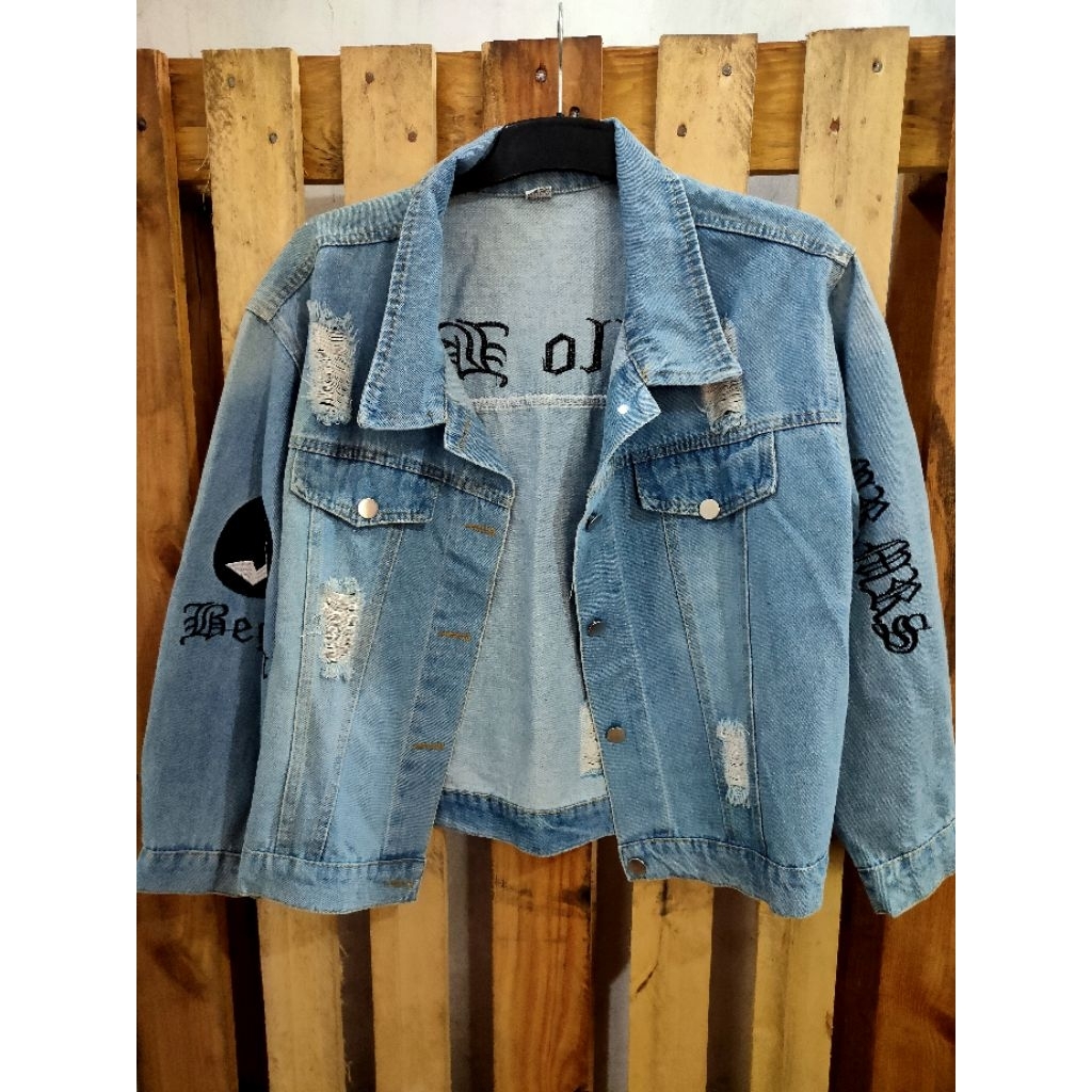 Jaket jeans wanita bekas pakai riped
