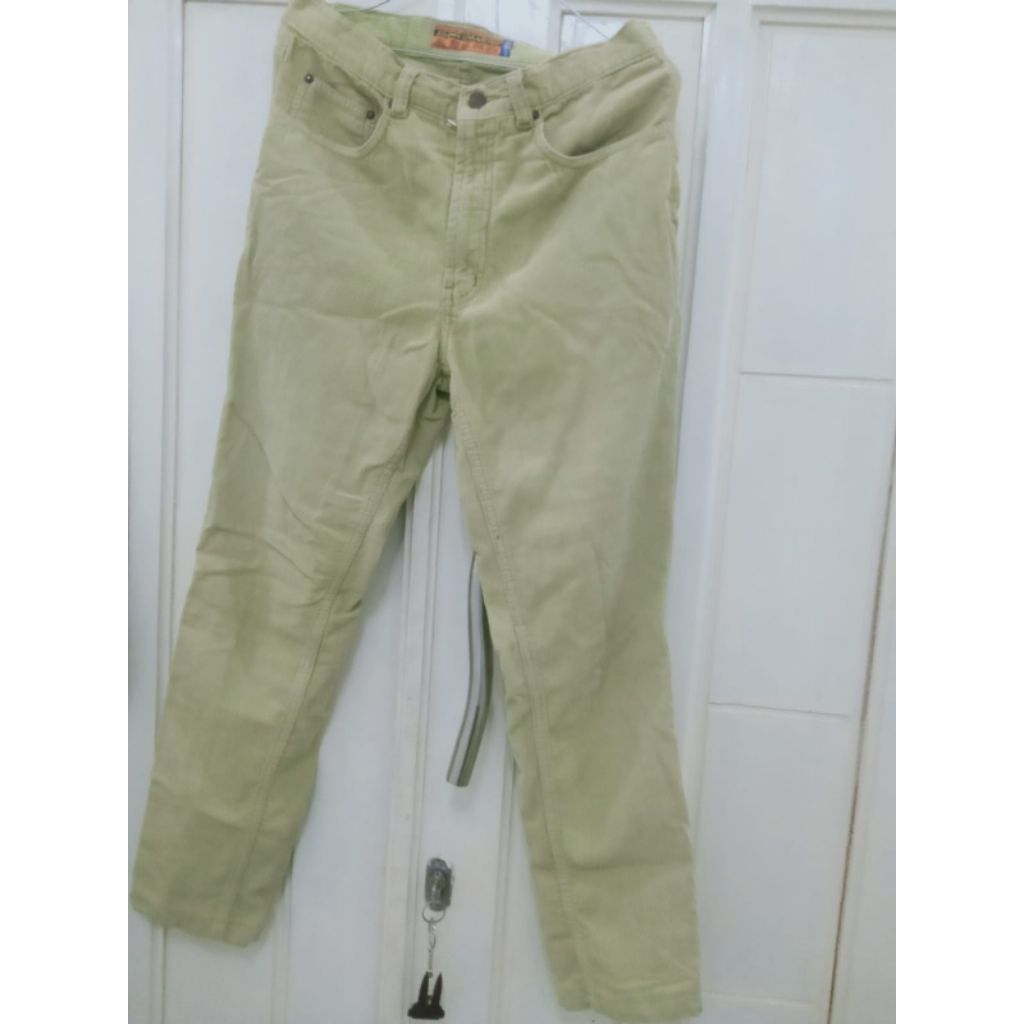 Celana Corduroy cream ,(koleksi pribadi bukan thrift)