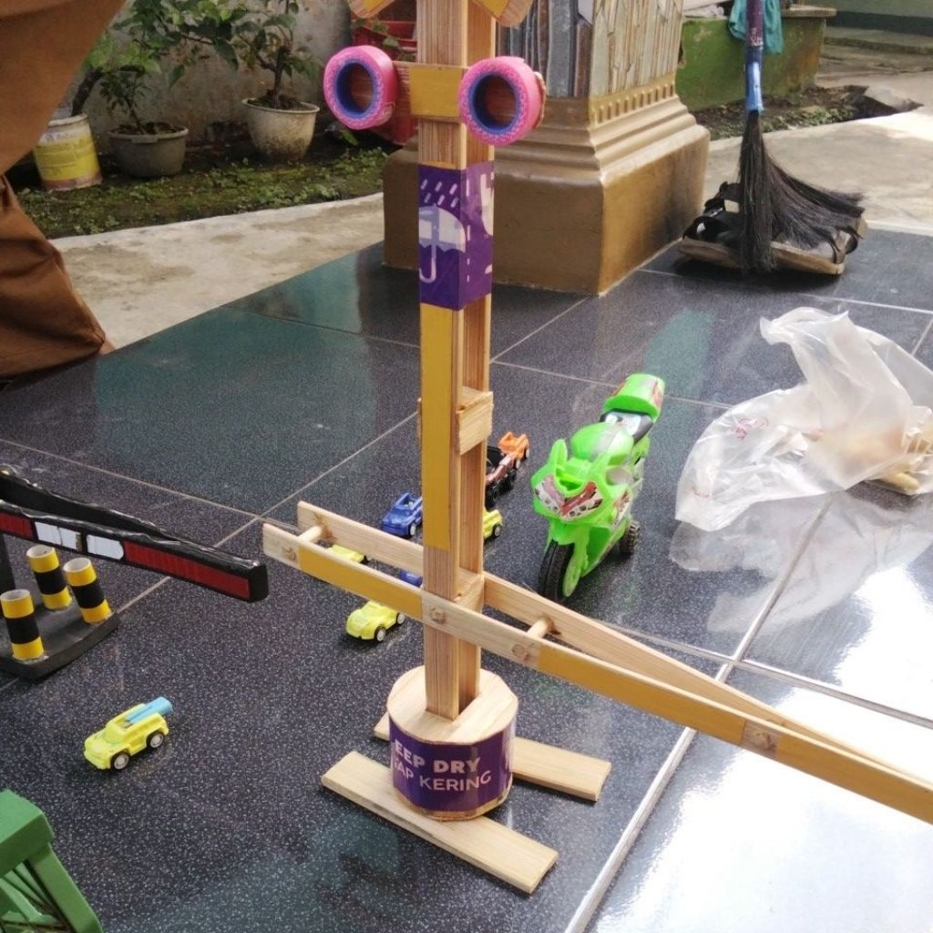 palang kereta api mainan