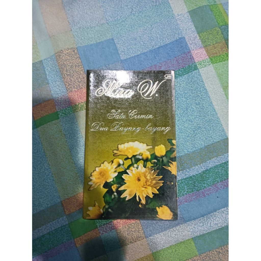 Satu Cermin Dua Bayang-Bayang written by Mira W.