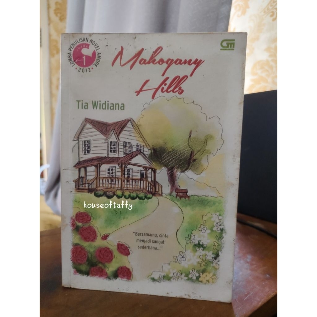 Novel Mahogany Hills karya Tia Widiana (Preloved)