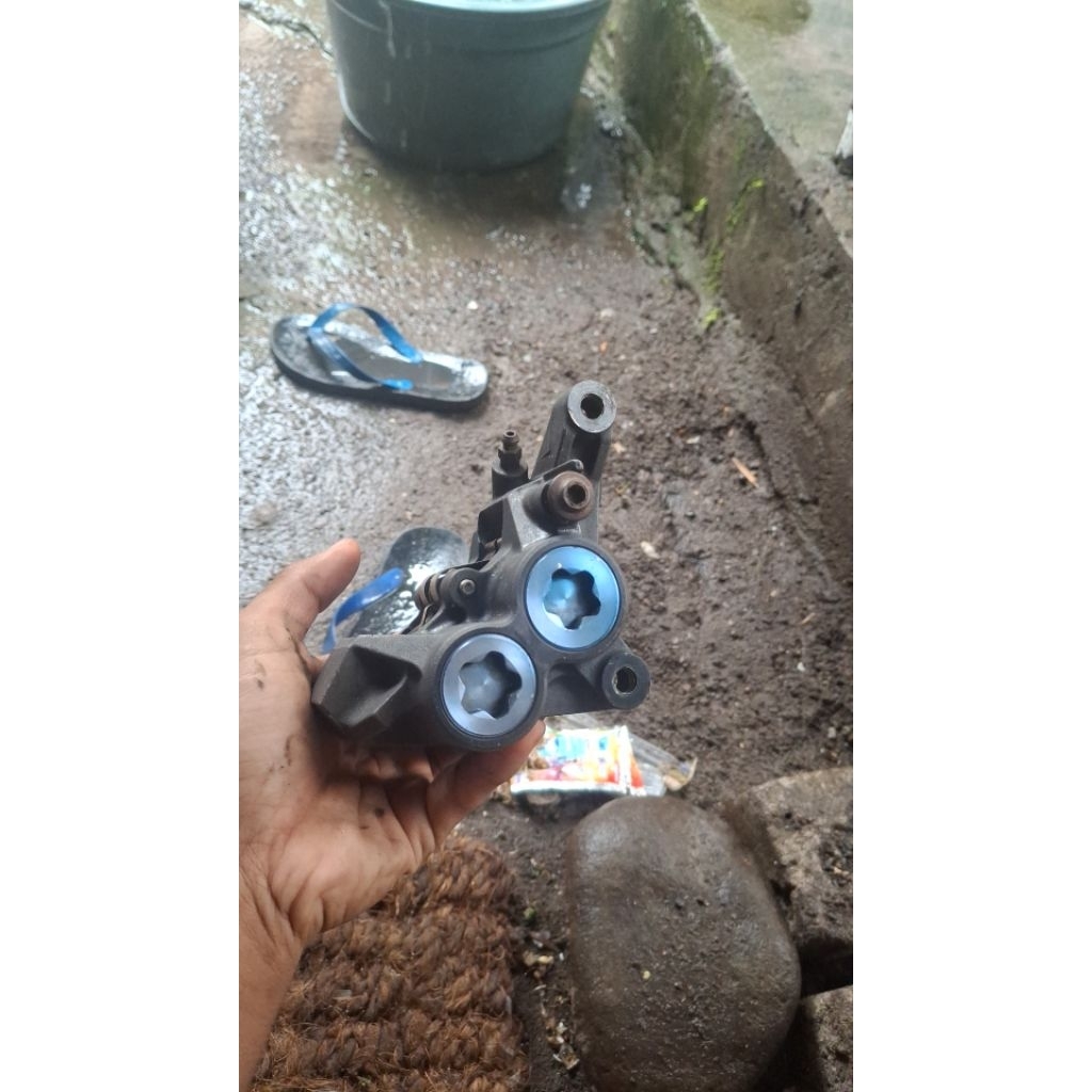 kaliper kanan sumitomo r1