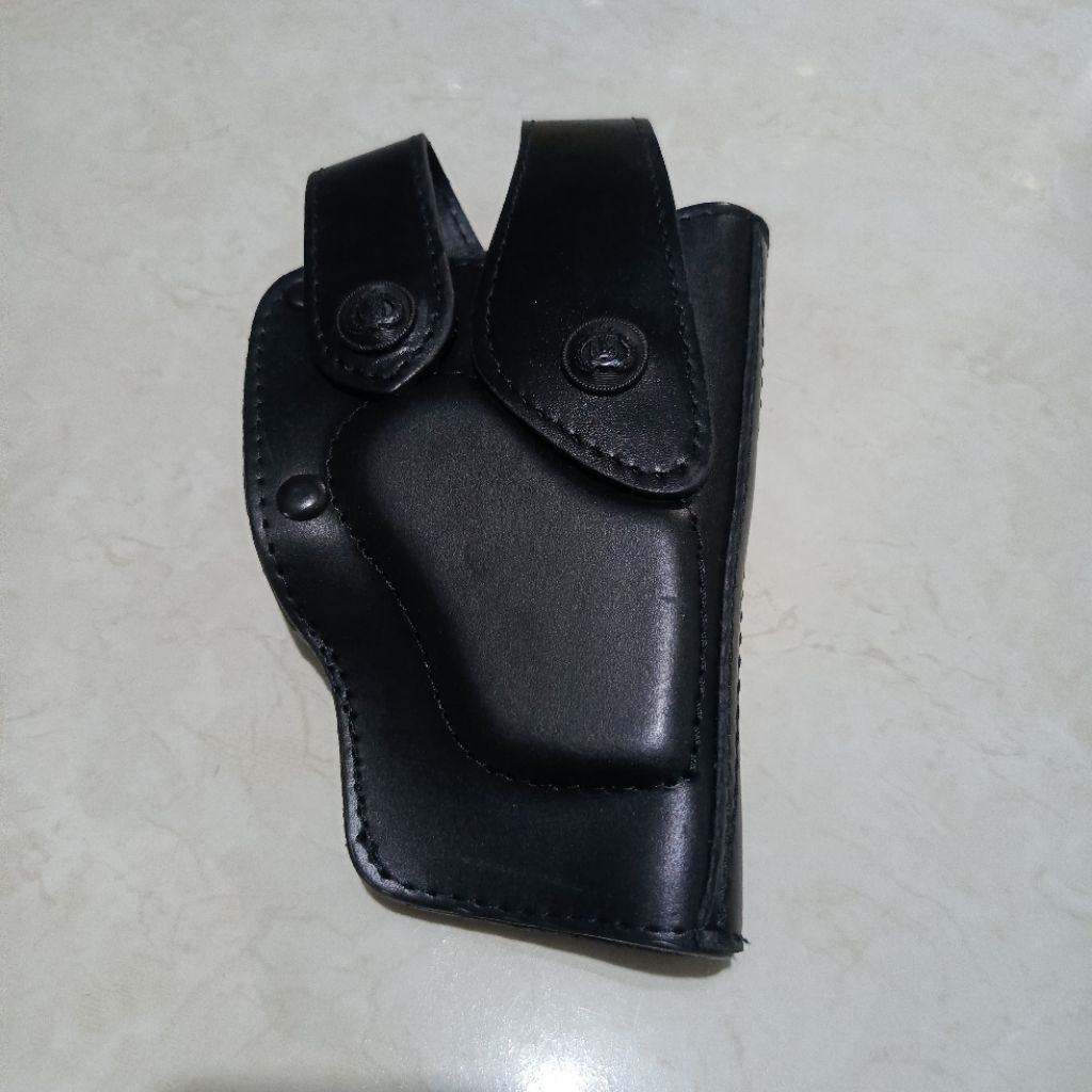 Sarung pistol revolver kulit