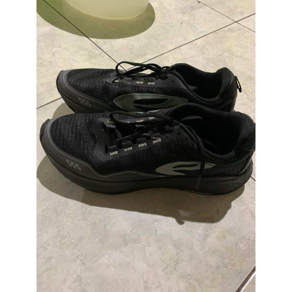 sepatu nineteen (910) hitam second