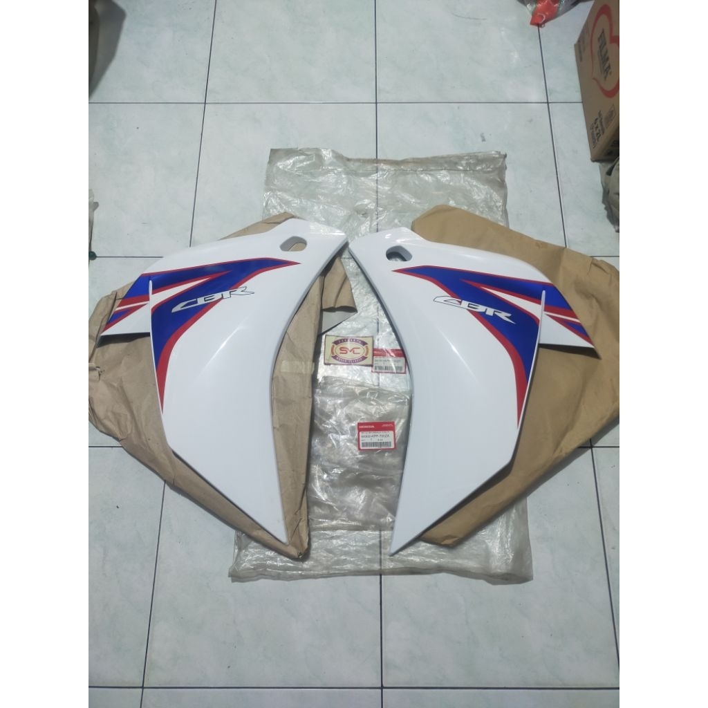 cover body depan samping fairing samping kanan kiri putih Honda CBR 150R CBU Thailand ORI AHM