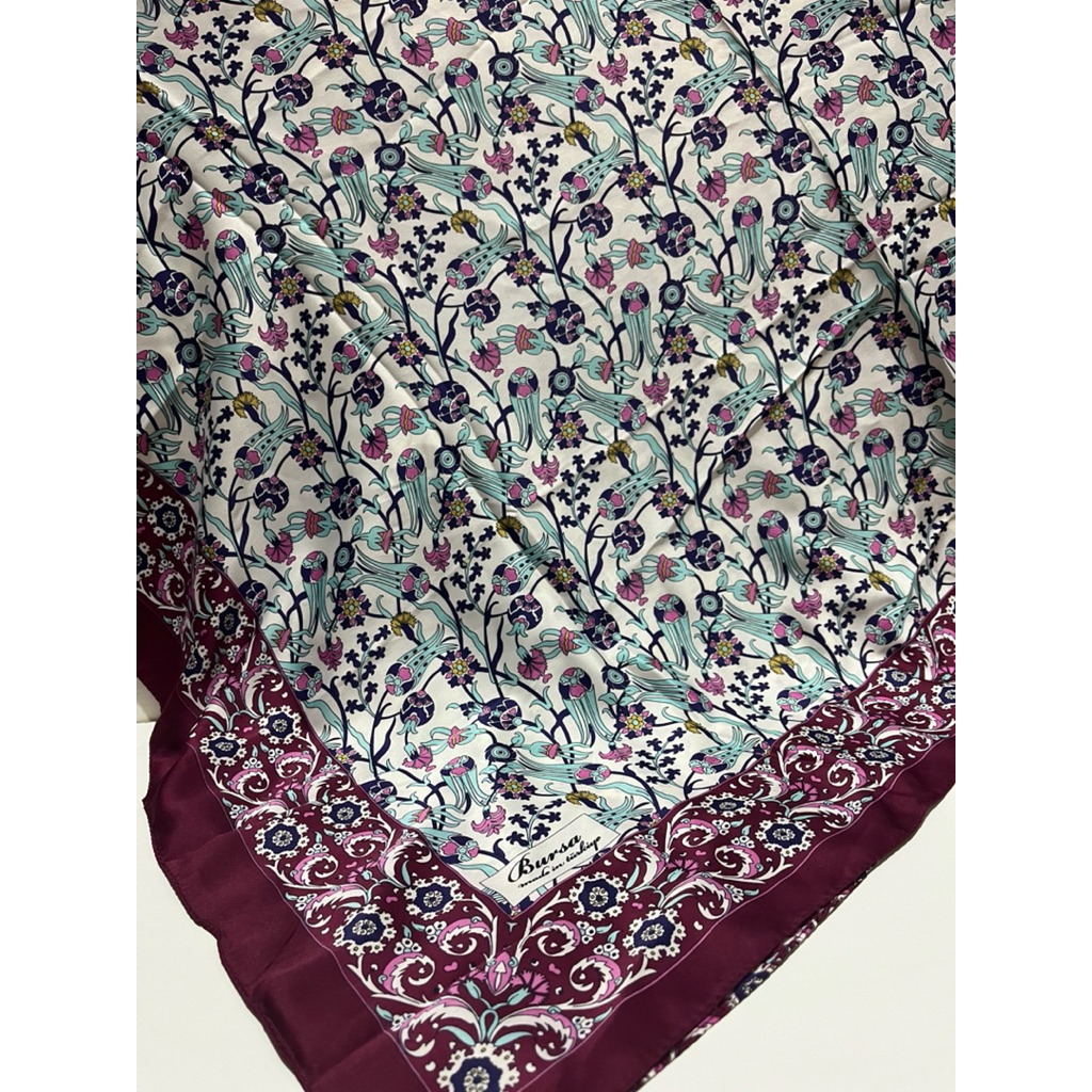 ready hijab Turki segi empat dengan bahan silk yang memiliki motif bunga khas