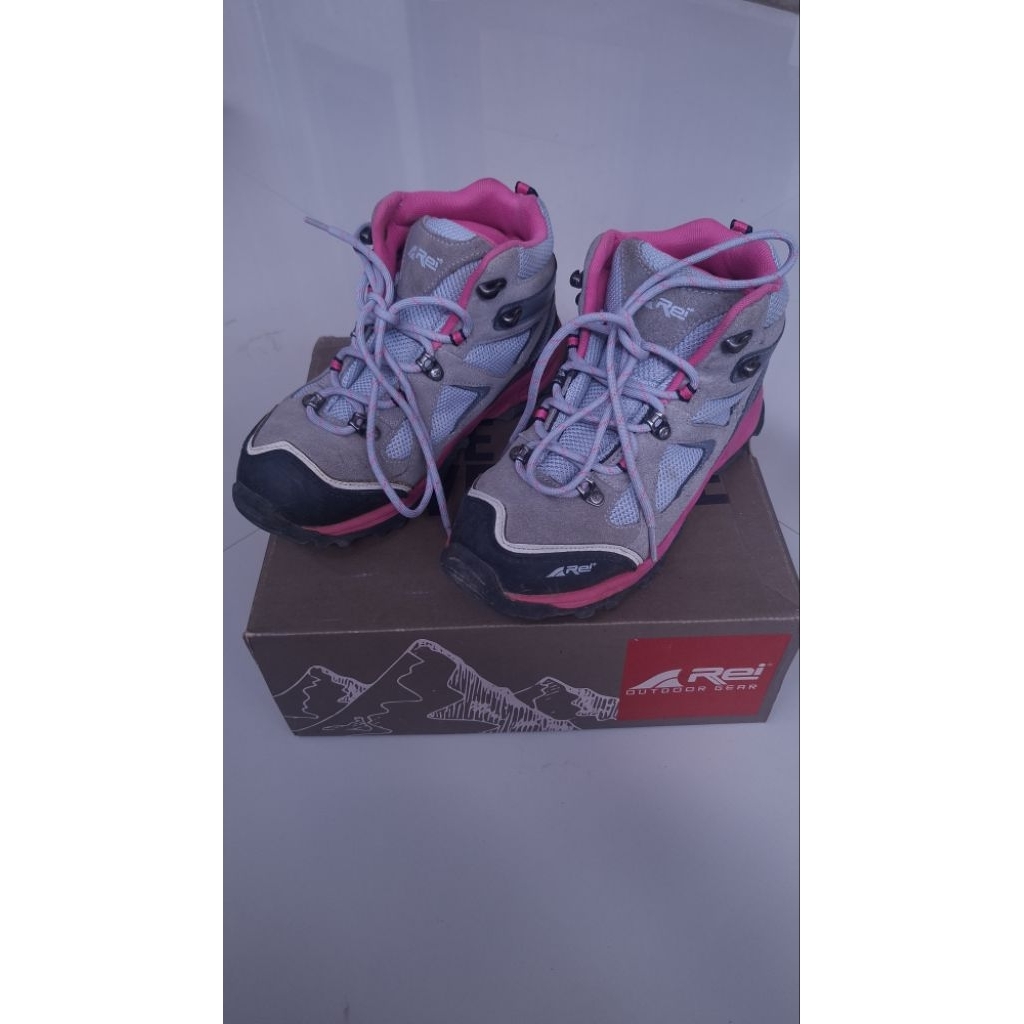 sepatu gunung arei