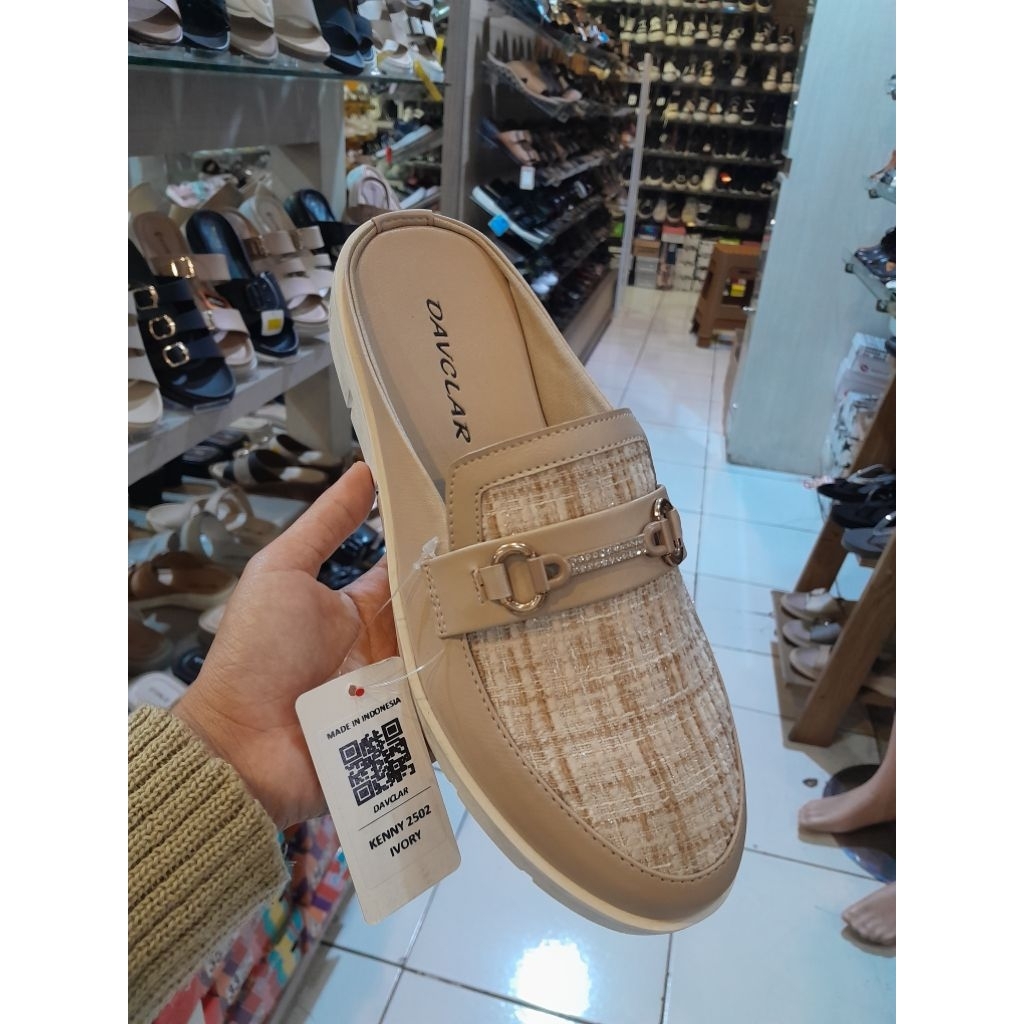 Sandal Bustong Wanita merk Three & three / Davclar