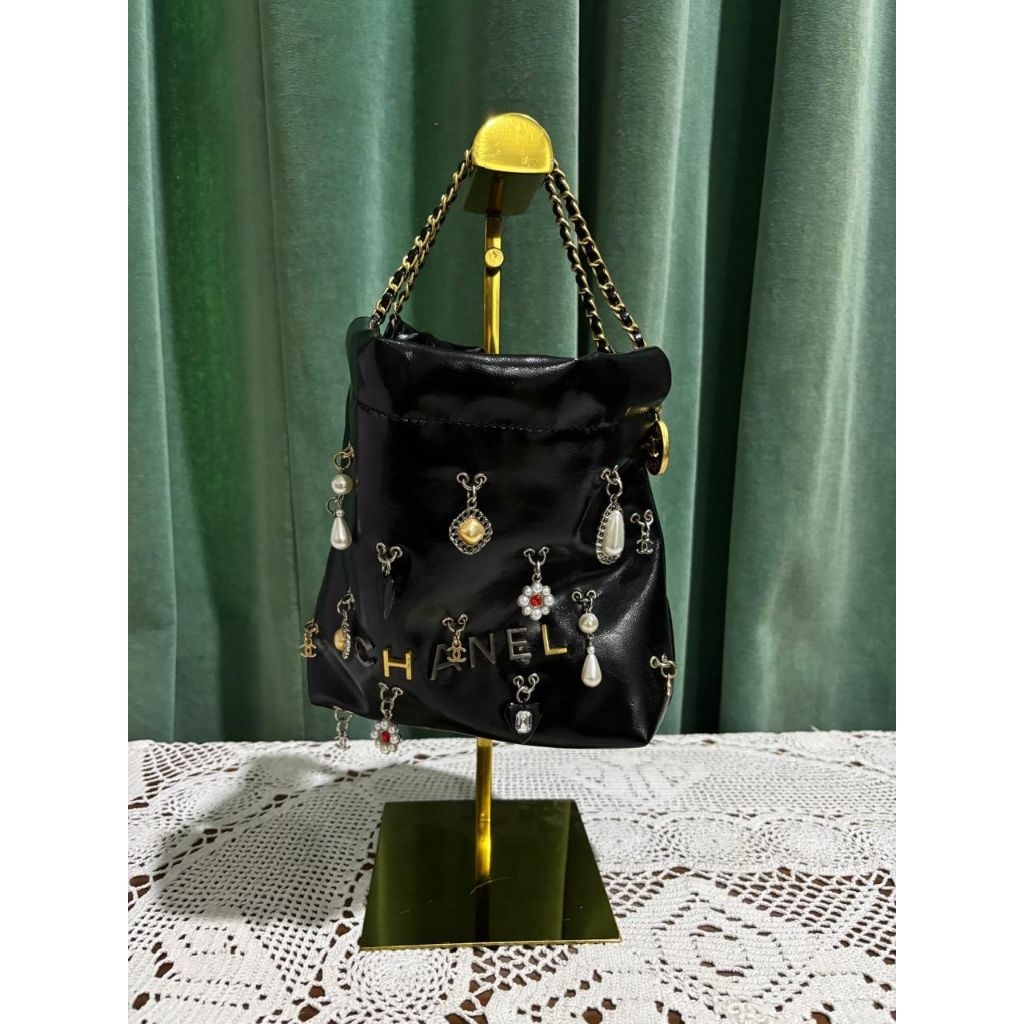 Preloved Chanel 22 leather crossbody