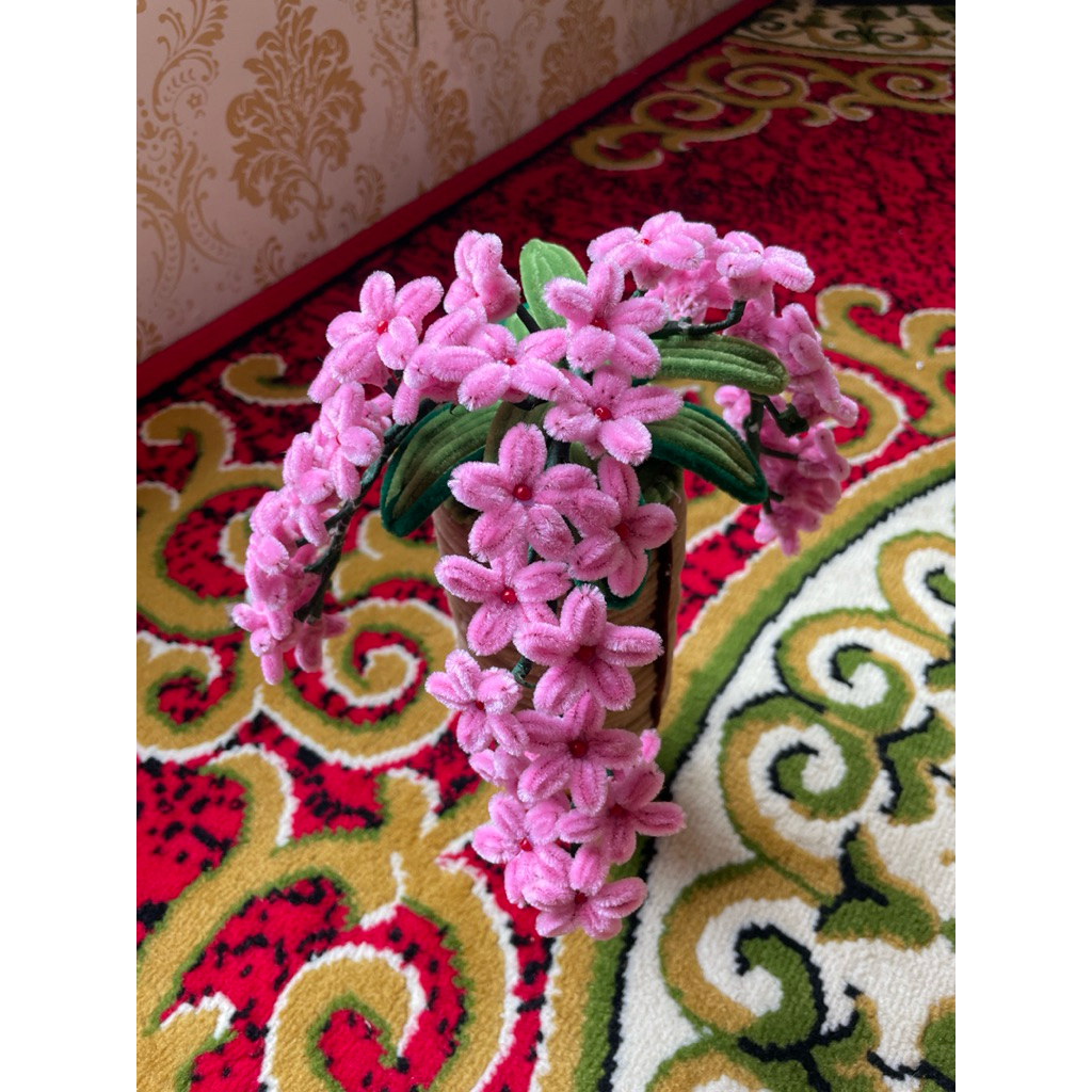 bunga hias untuk meja tamu dan isi lemari