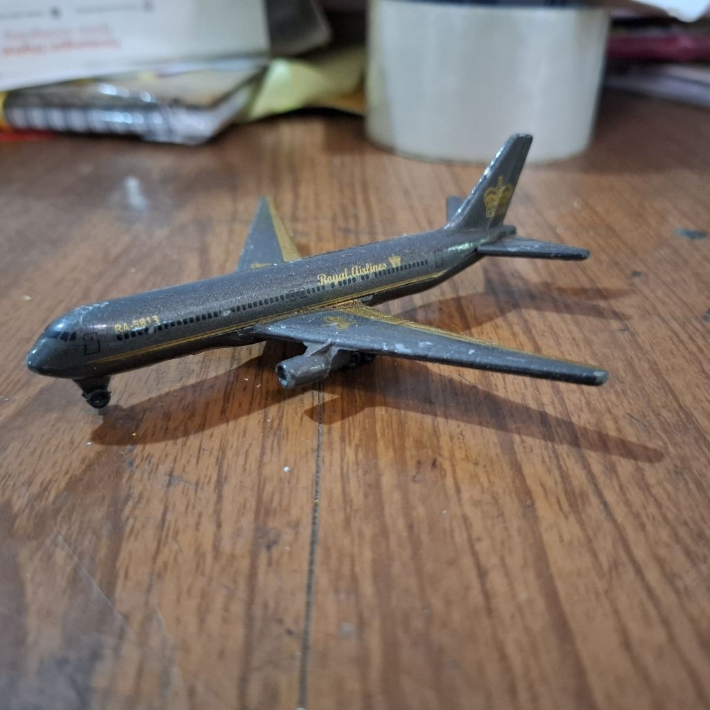 junk mainan pesawat Royal Airlines Boeing B767