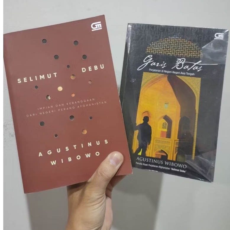 Buku paket Agustinus Wibowo Selimut Debu dan Garis Batas/Buku traveling Agustinus Wibowo/Buku tentan