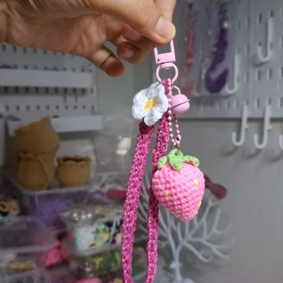 Gantungan kunci rajut motif strawberry | gantungan hp