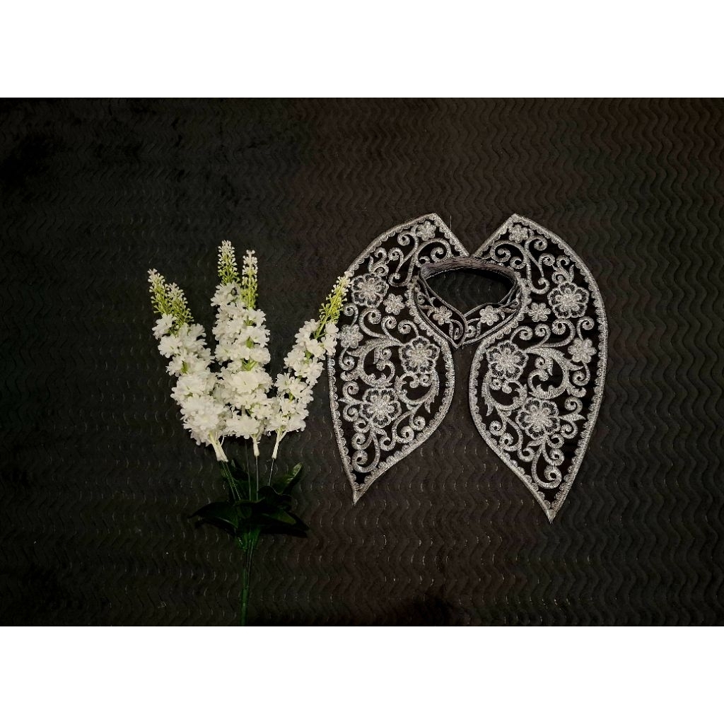 Renda bordir kerah bunga